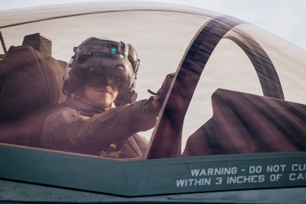 11th MEU Marines, Sailors Conduct Deck Landing Qualifications Aboard USS Boxer