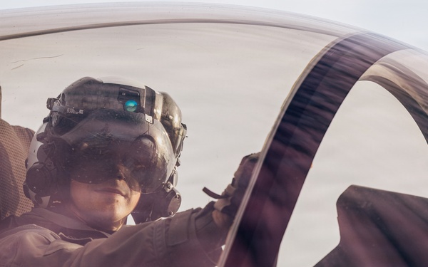 11th MEU Marines, Sailors Conduct Deck Landing Qualifications Aboard USS Boxer