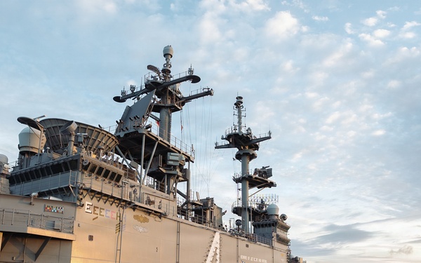 11th MEU Marines, Sailors Conduct Deck Landing Qualifications Aboard USS Boxer