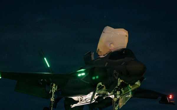 11th MEU Marines, Sailors Conduct Deck Landing Qualifications Aboard USS Boxer