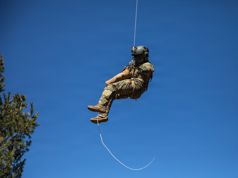 Wisconsin Army National Guard Conducts Hoist Training