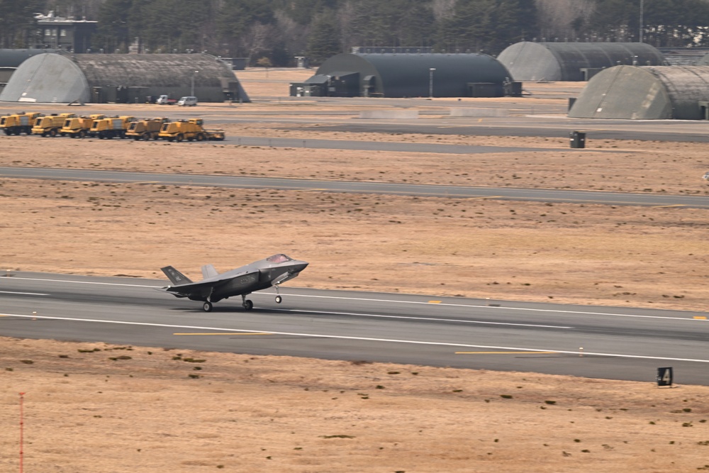 F-35A Lightning IIs arrive at Misawa Air Base
