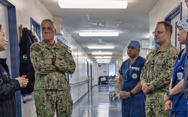 DHN Pacific Rim Director visits USNH Yokosuka, recognizes staff