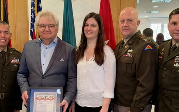 7ATC Commanding General recognizes Good Neighbors