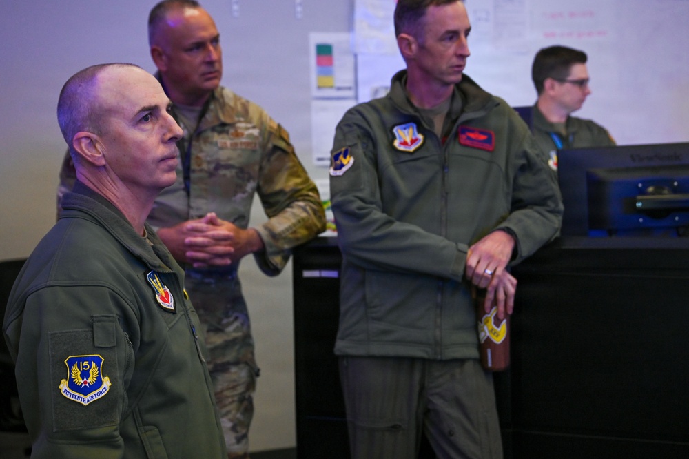 15 AF Commander, Command Chief visit 25 ATKW Headquarters