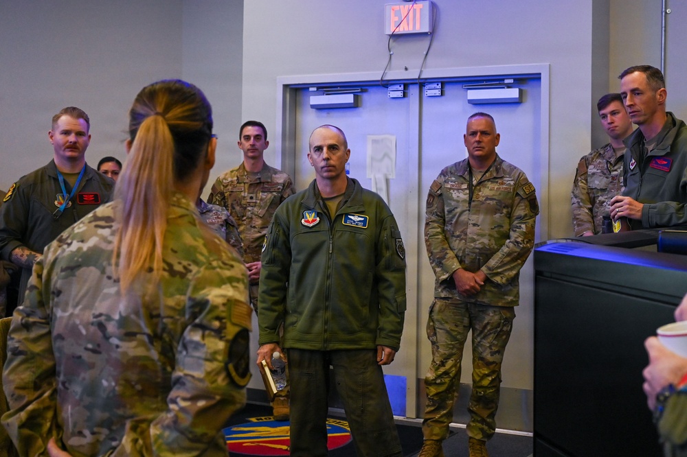 15 AF Commander, Command Chief visit 25 ATKW Headquarters