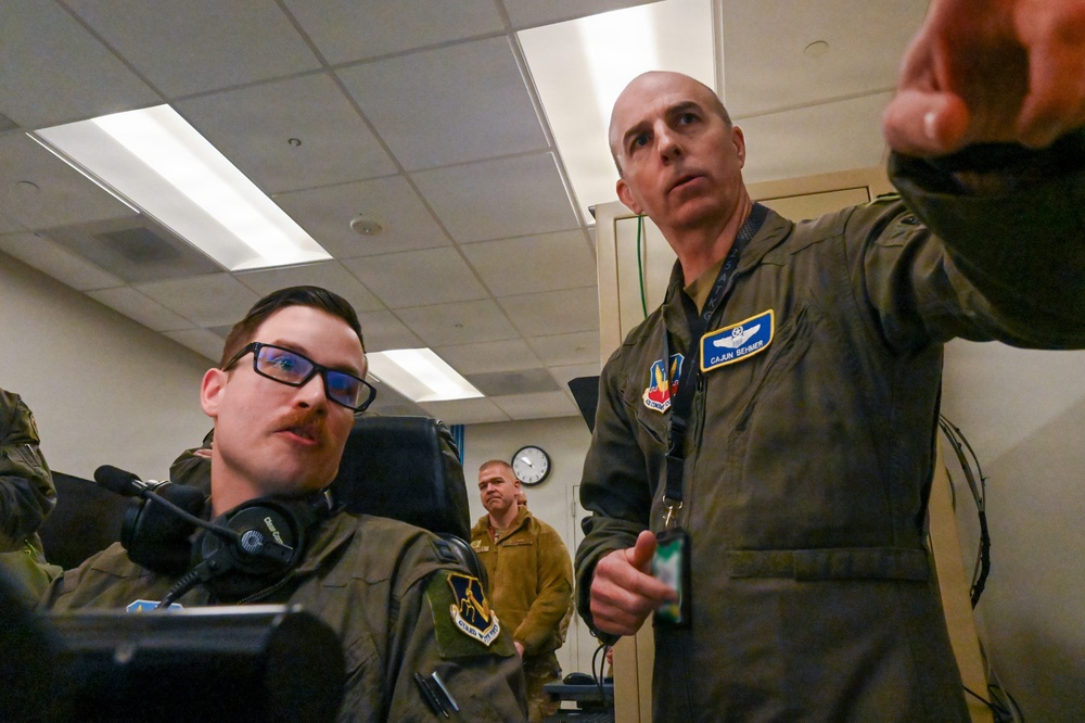 15 AF Commander, Command Chief visit 25 ATKW Headquarters