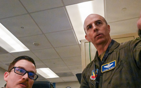 15 AF Commander, Command Chief visit 25 ATKW Headquarters