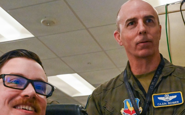 15 AF Commander, Command Chief visit 25 ATKW Headquarters