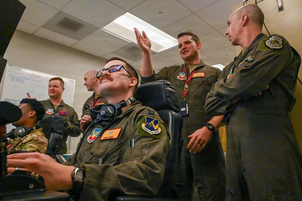 15 AF Commander, Command Chief visit 25 ATKW Headquarters