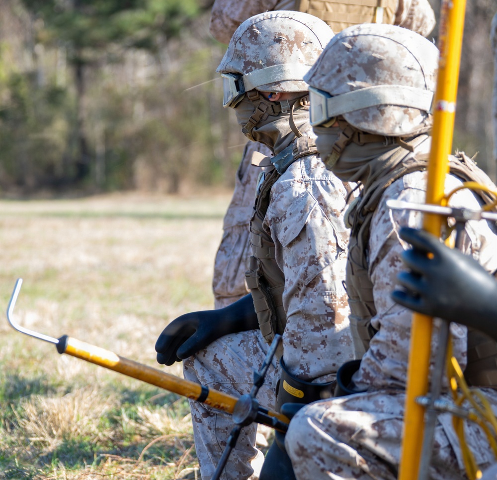 Marines with Logistics Operations School conduct Helicopter Support Team training