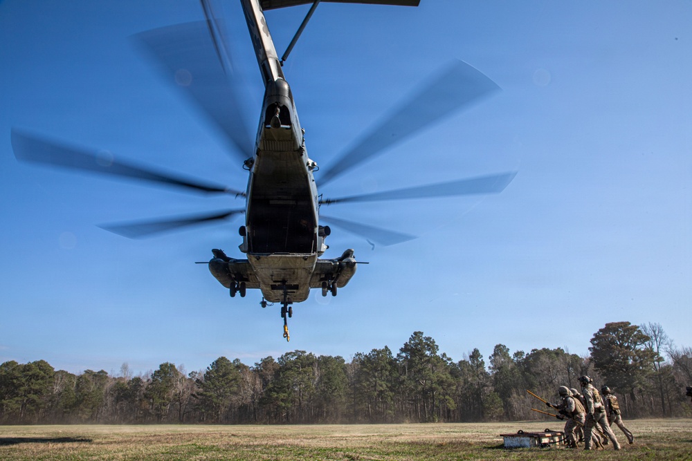 Marines with Logistics Operations School conduct Helicopter Support Team training