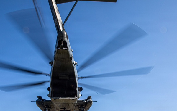 Marines with Logistics Operations School conduct Helicopter Support Team training