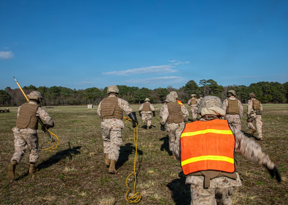 Marines with Logistics Operations School conduct Helicopter Support Team training