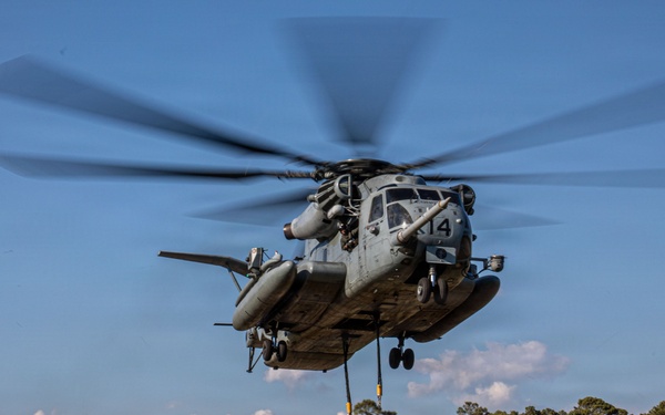 Marines with Logistics Operations School conduct Helicopter Support Team training