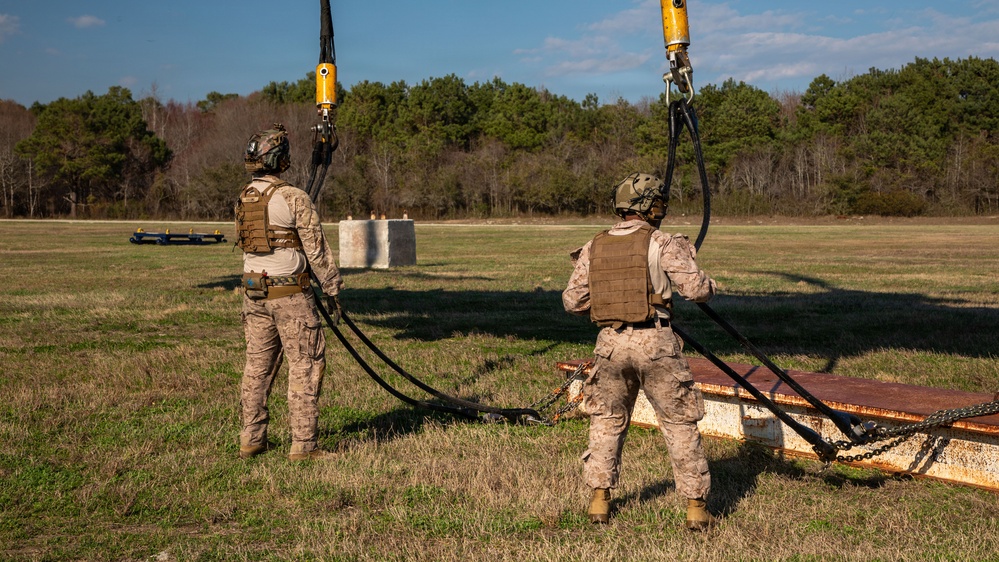 Marines with Logistics Operations School conduct Helicopter Support Team training