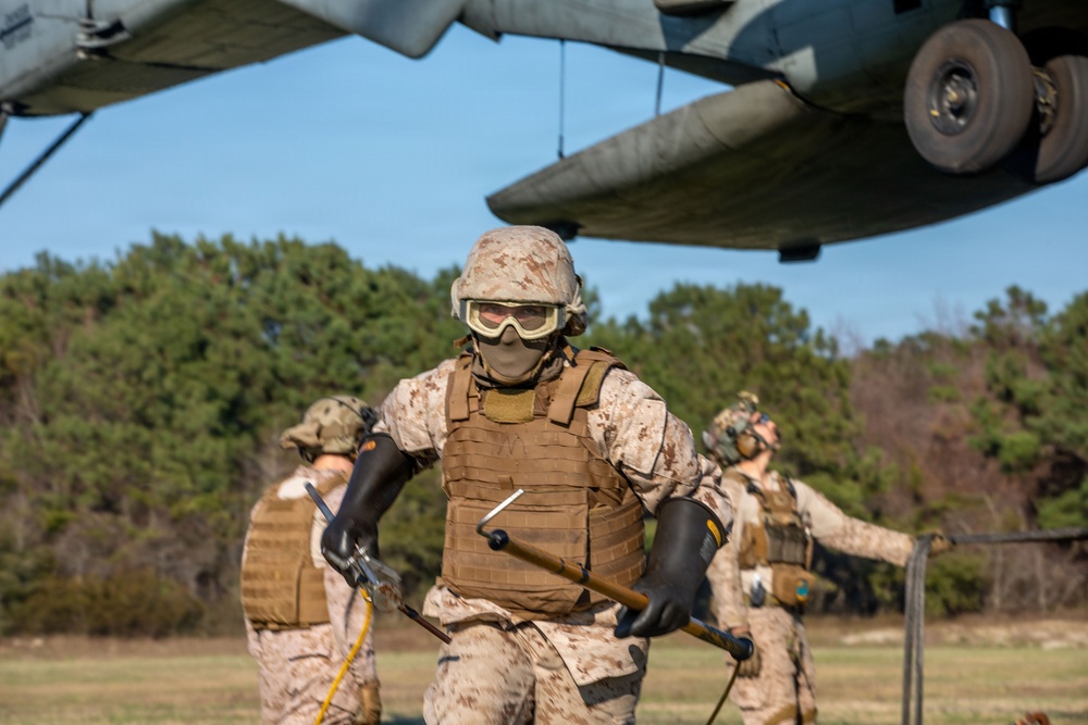 Marines with Logistics Operations School conduct Helicopter Support Team training
