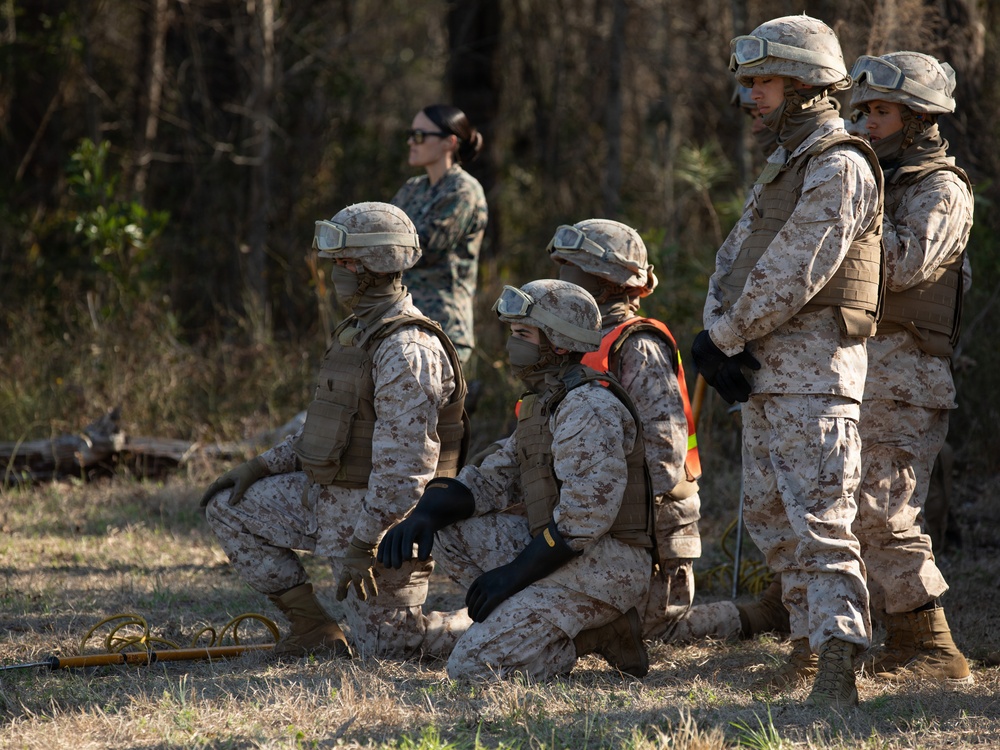 Marines with Logistics Operations School conduct Helicopter Support Team training