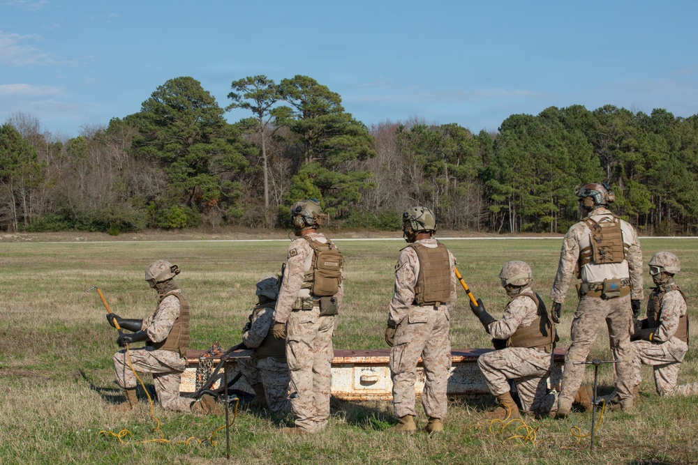 Marines with Logistics Operations School conduct Helicopter Support Team training