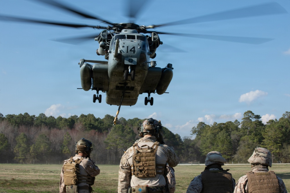Marines with Logistics Operations School conduct Helicopter Support Team training