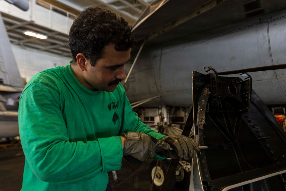 Abraham Lincoln Conducts Aircraft Maintenance