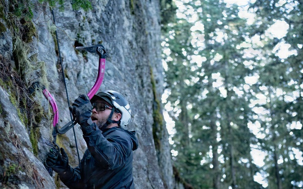 1st Special Forces Group (Airborne) conducts Basic Mountain Operator-Winter course