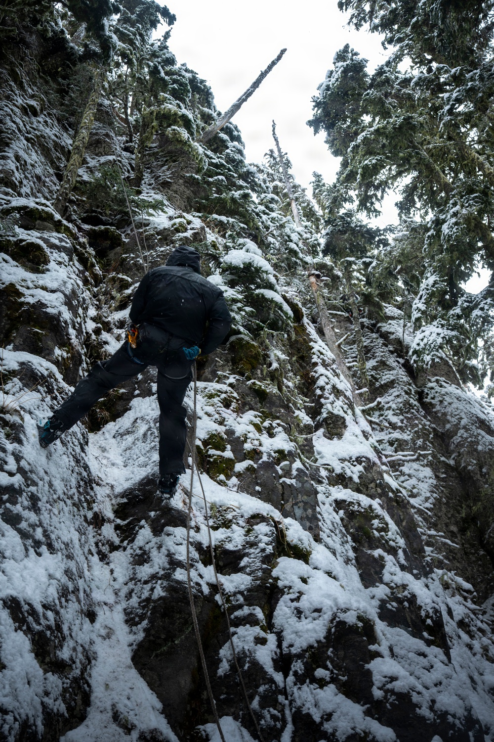 1st Special Forces Group (Airborne) conducts Basic Mountain Operator-Winter course