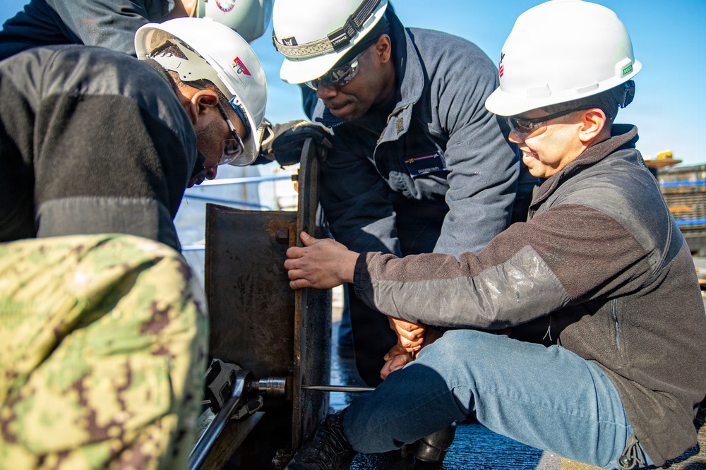 Ronald Reagan Sailors Conduct Maintenance