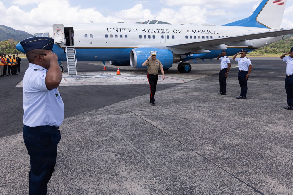 SOUTHCOM Commander visits Panama