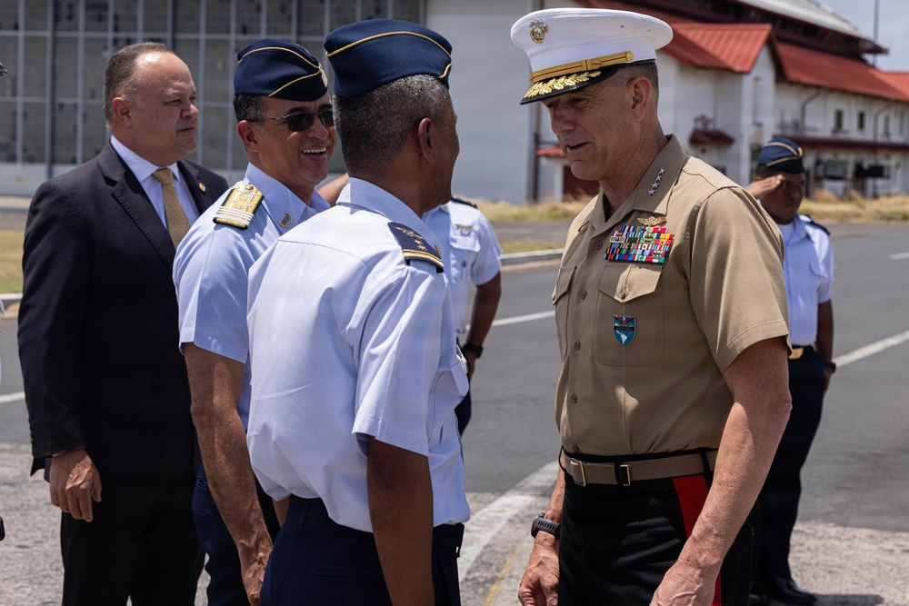 SOUTHCOM Commander visits Panama