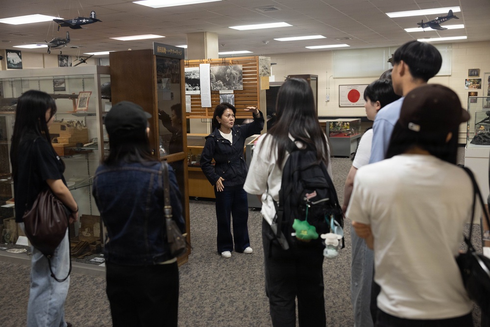 Kushiro-Hokuyo High School Students Take Part in Exchange with 3rd MLG Marines