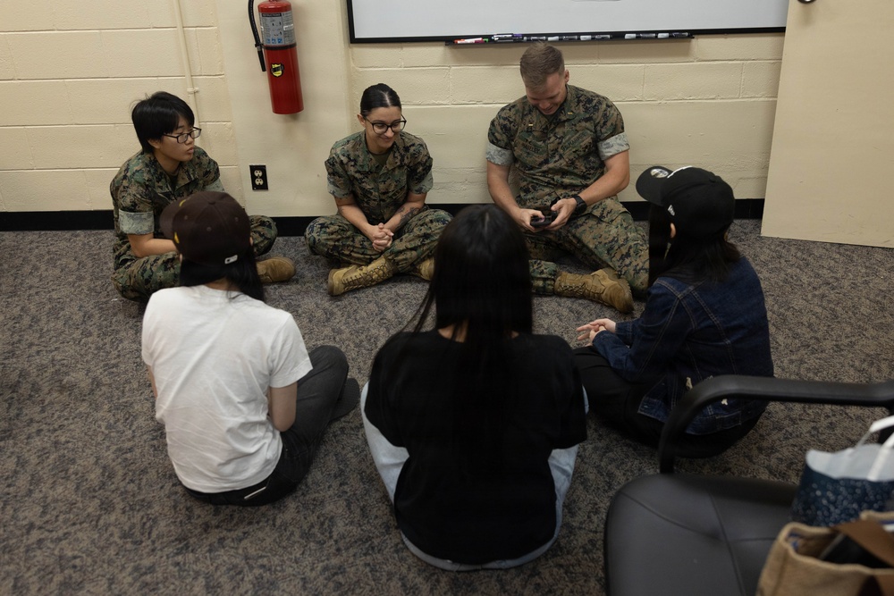 Kushiro-Hokuyo High School Students Take Part in Exchange with 3rd MLG Marines