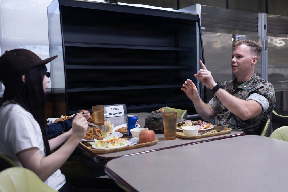 Kushiro-Hokuyo High School Students Take Part in Exchange with 3rd MLG Marines