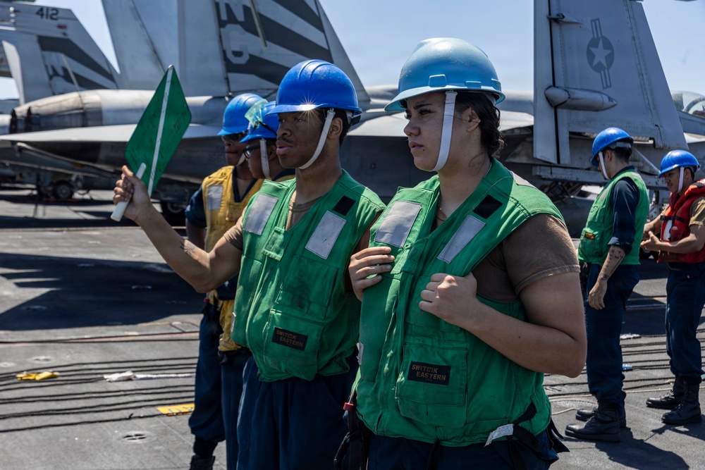 Abraham Lincoln Conducts a Fueling-at-sea With USNS Henry J. Kaiser