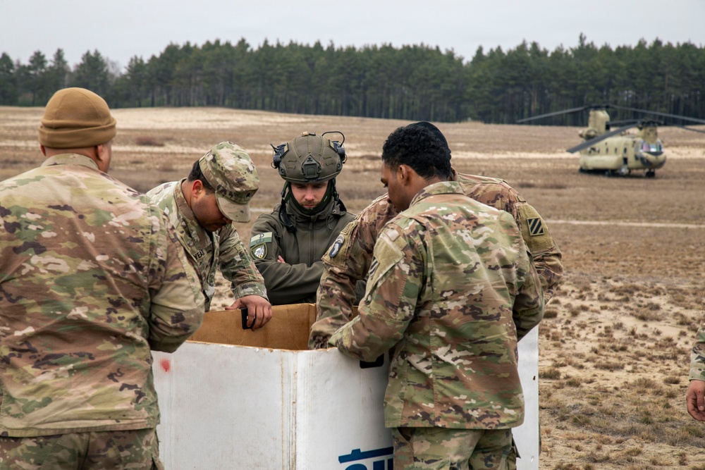 3rd ID Soldiers team-up to train sling load alongside Polish Land Forces