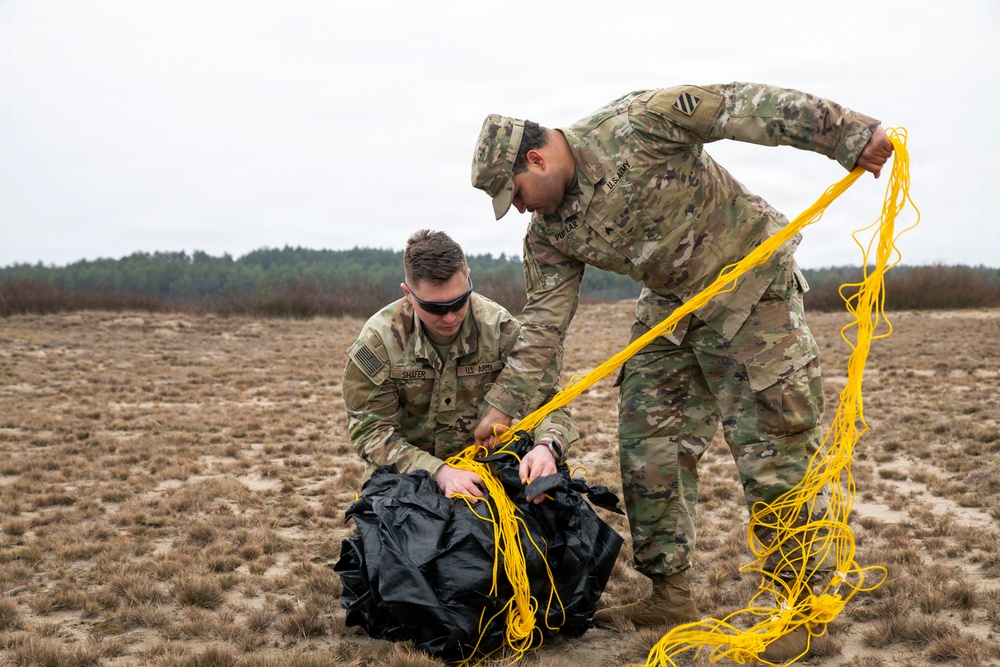3rd ID Soldiers team-up to train sling load alongside Polish Land Forces