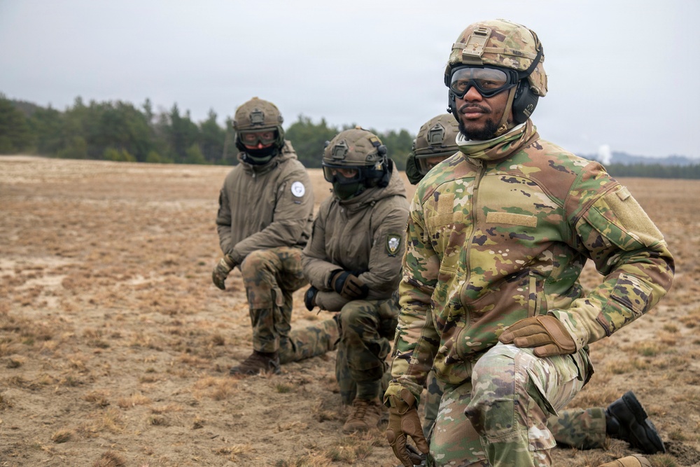 3rd ID Soldiers team-up to train sling load alongside Polish Land Forces