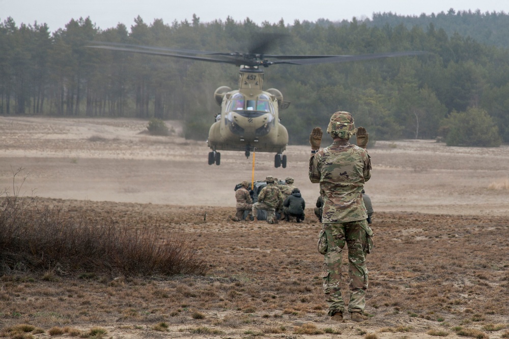 3rd ID Soldiers team-up to train sling load alongside Polish Land Forces