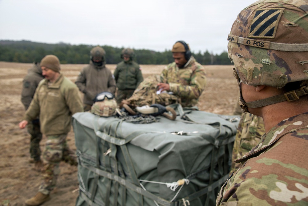 3rd ID Soldiers team-up to train sling load alongside Polish Land Forces