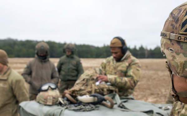 3rd ID Soldiers team-up to train sling load alongside Polish Land Forces