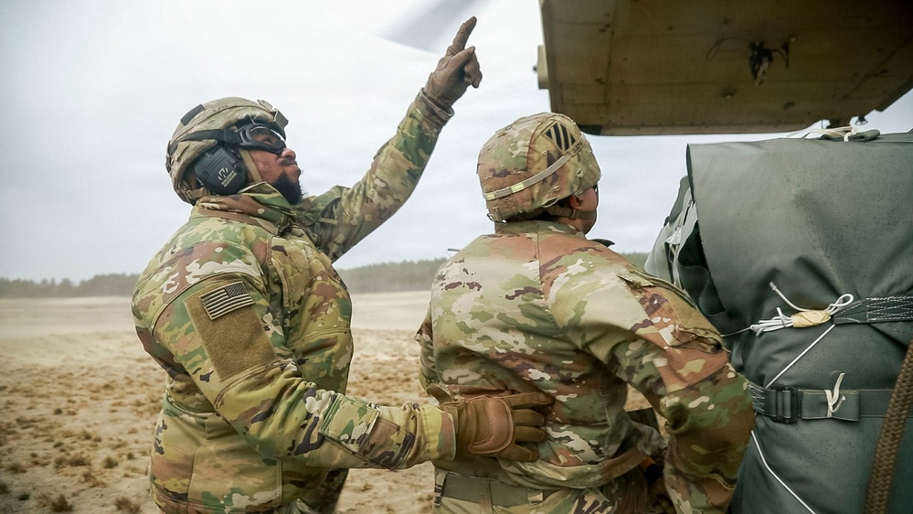 3rd ID Soldiers team-up to train sling load alongside Polish Land Forces