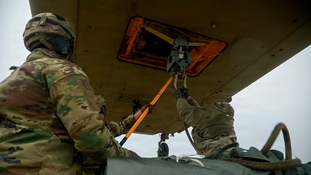 3rd ID Soldiers team-up to train sling load alongside Polish Land Forces