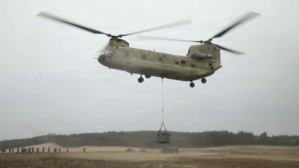 3rd ID Soldiers team-up to train sling load alongside Polish Land Forces