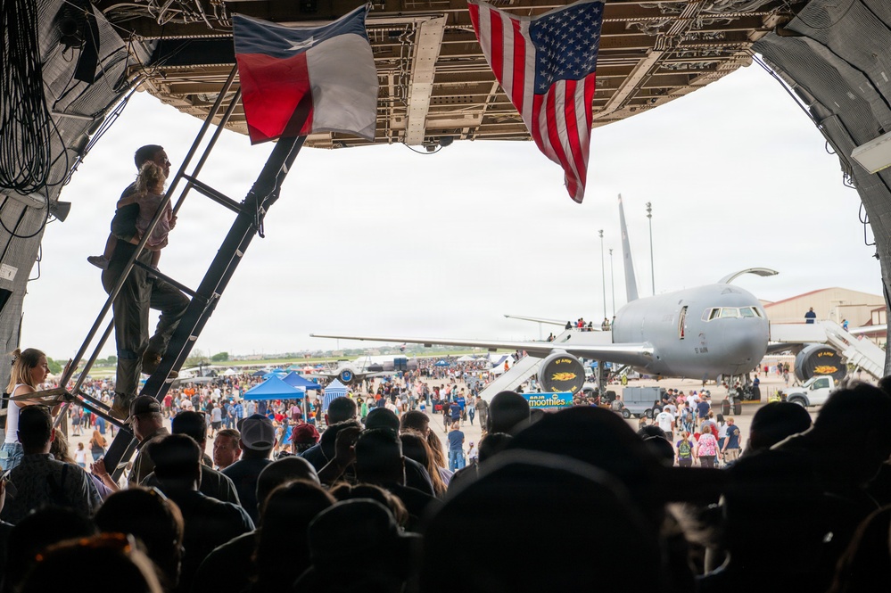 C-5M Super Galaxy Inspires Next Generation at Great Texas Airshow