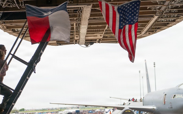 C-5M Super Galaxy Inspires Next Generation at Great Texas Airshow