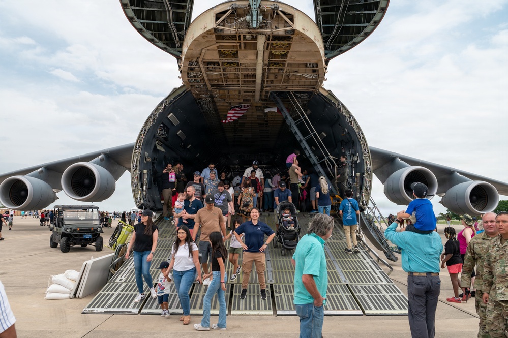 C-5M Super Galaxy Inspires Next Generation at Great Texas Airshow