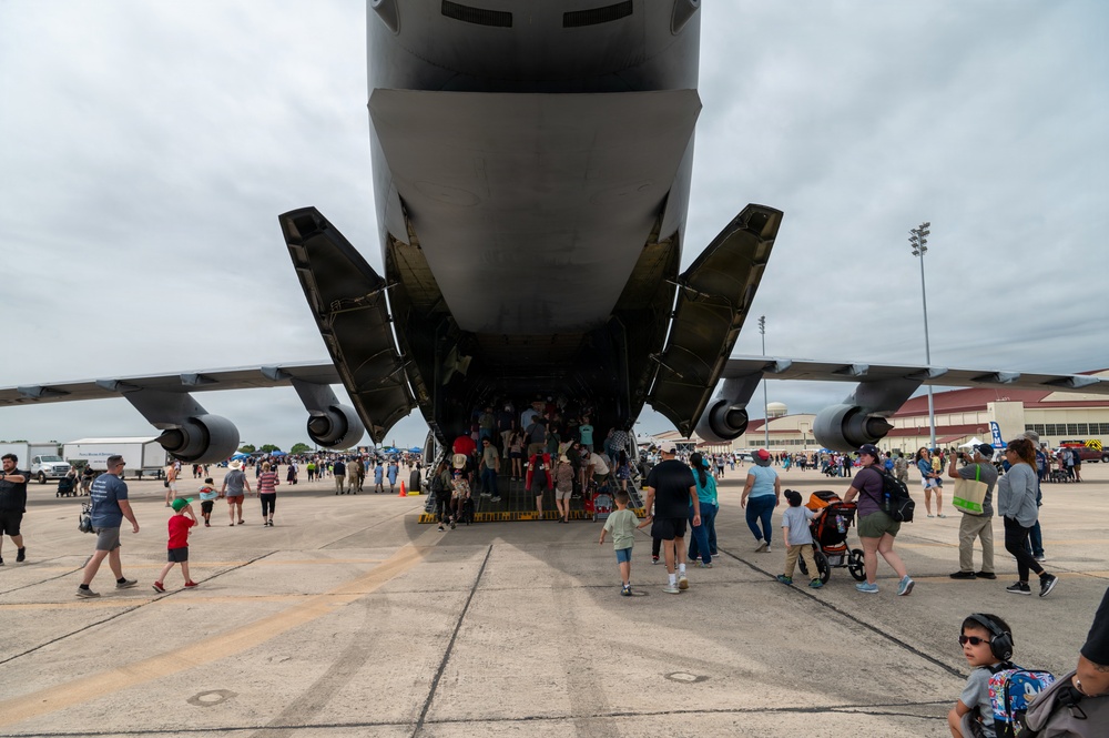 C-5M Super Galaxy Inspires Next Generation at Great Texas Airshow