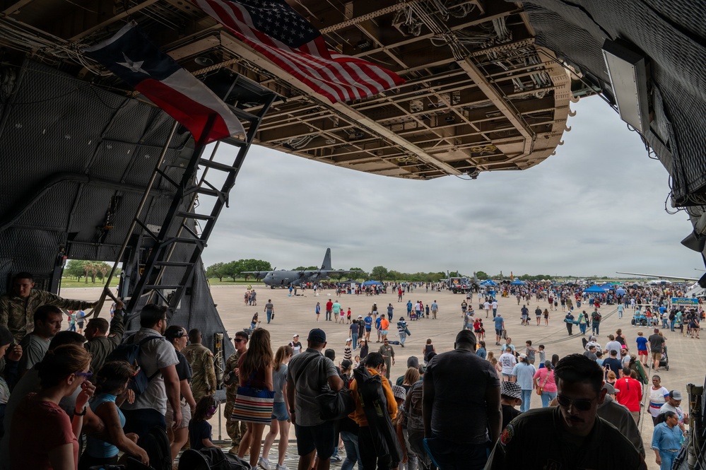 C-5M Super Galaxy Inspires Next Generation at Great Texas Airshow