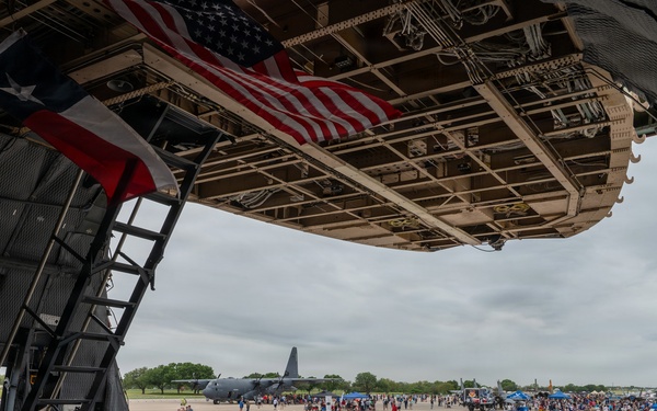 C-5M Super Galaxy Inspires Next Generation at Great Texas Airshow