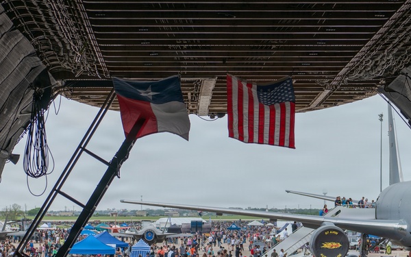 C-5M Super Galaxy Inspires Next Generation at Great Texas Airshow